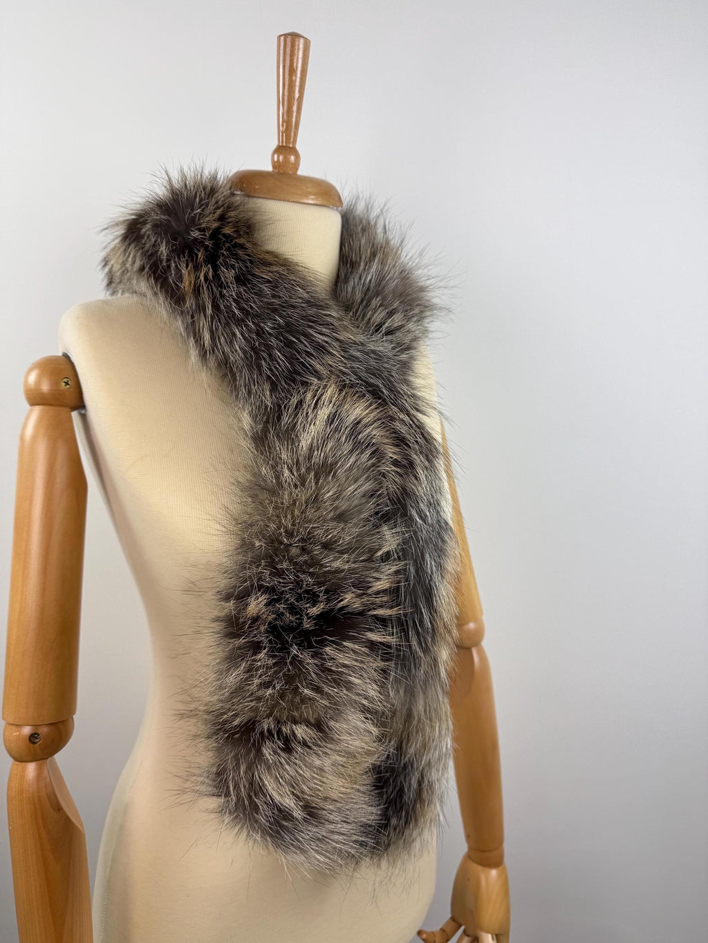 Cross Fox Fur Scarf: Luxury Winter Accessory