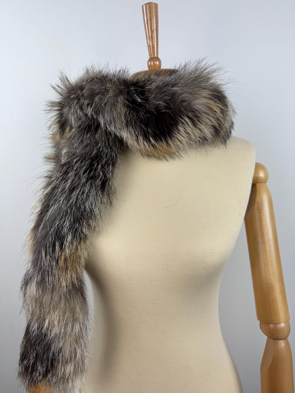 Cross Fox Fur Scarf: Luxury Winter Accessory