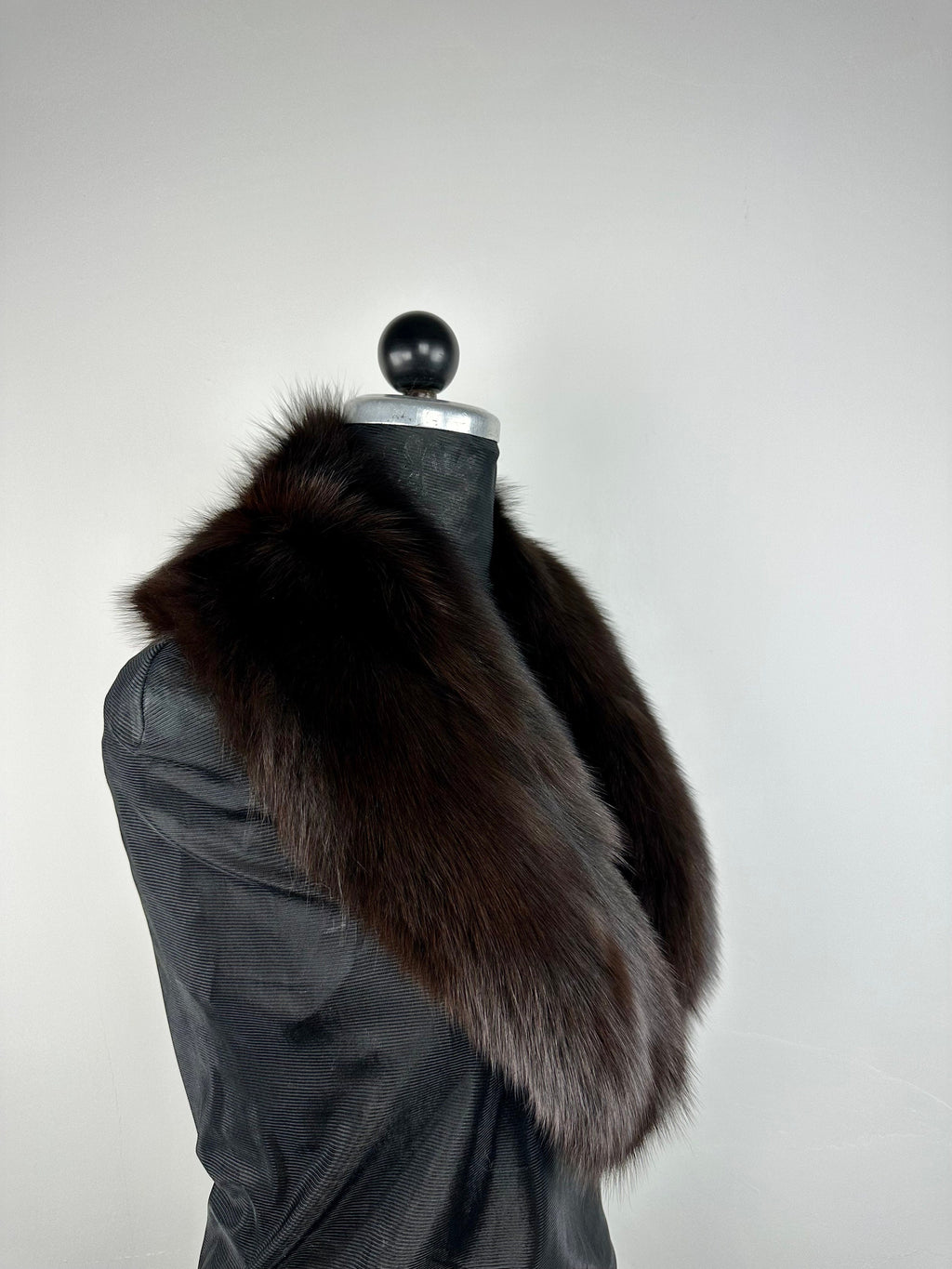 Stylish Dark Brown Fox Fur Collar: Luxury Fur Stole