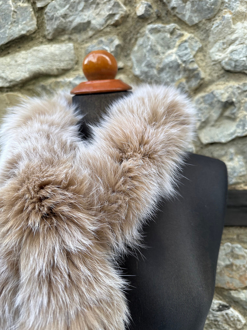 Schneeweißer Fuchsfellschal – Echthaarschal, handgemacht in Griechenland, luxuriöser Winterschal