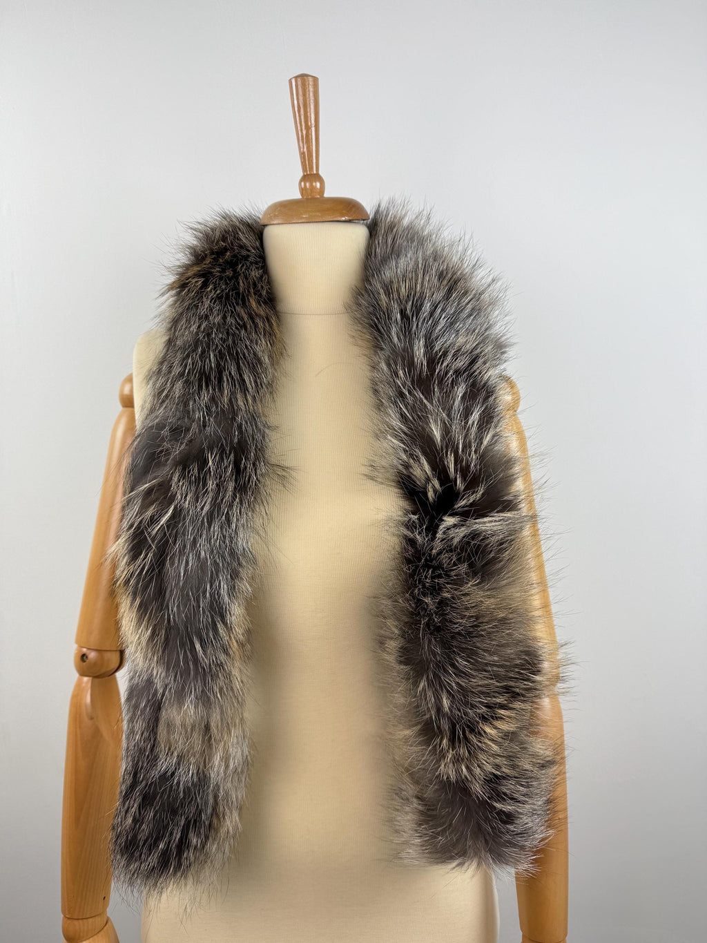 Cross Fox Fur Scarf: Luxury Winter Accessory