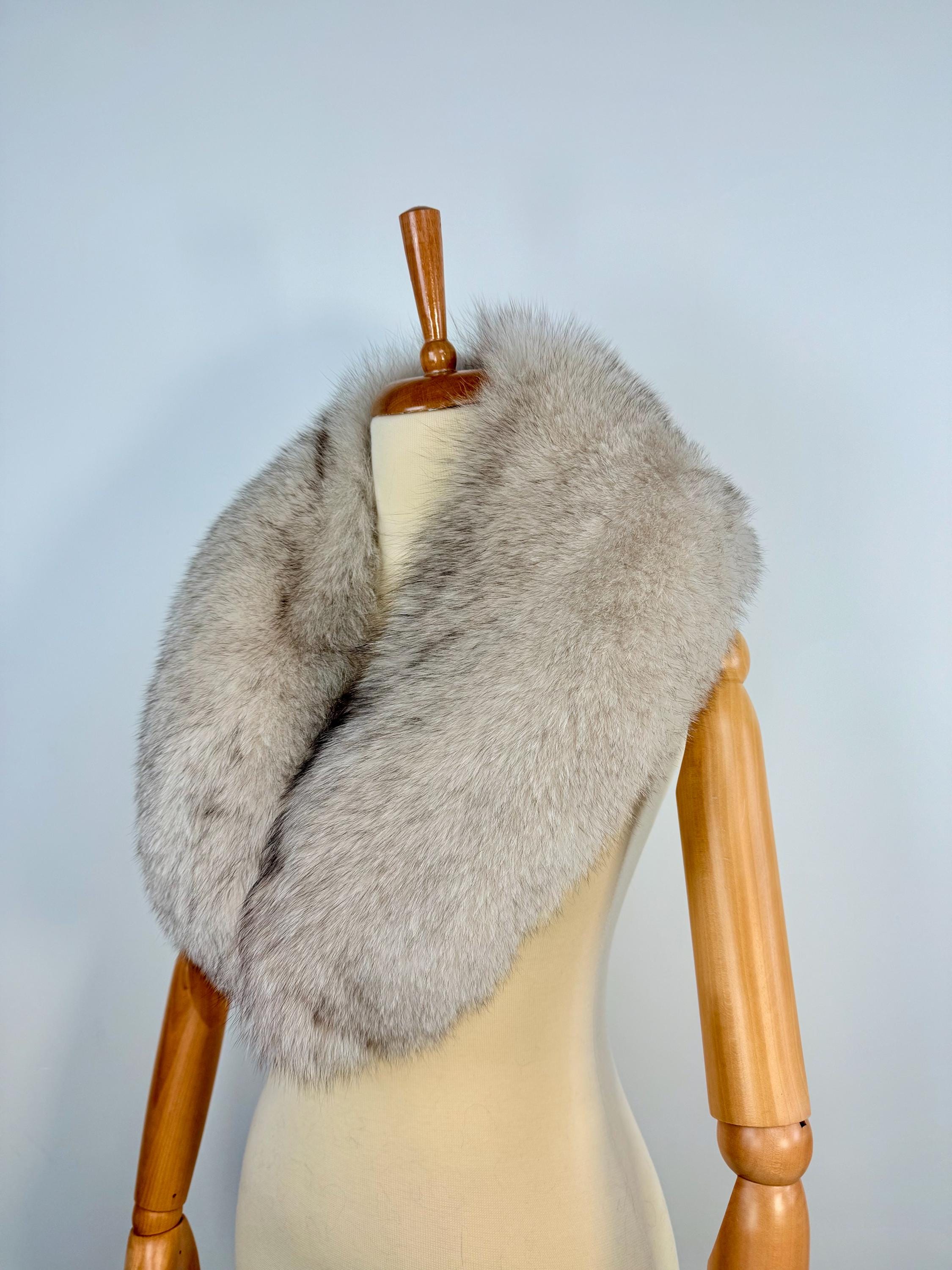 Luxury Fox Fur Collar: Light Beige Winter Stole