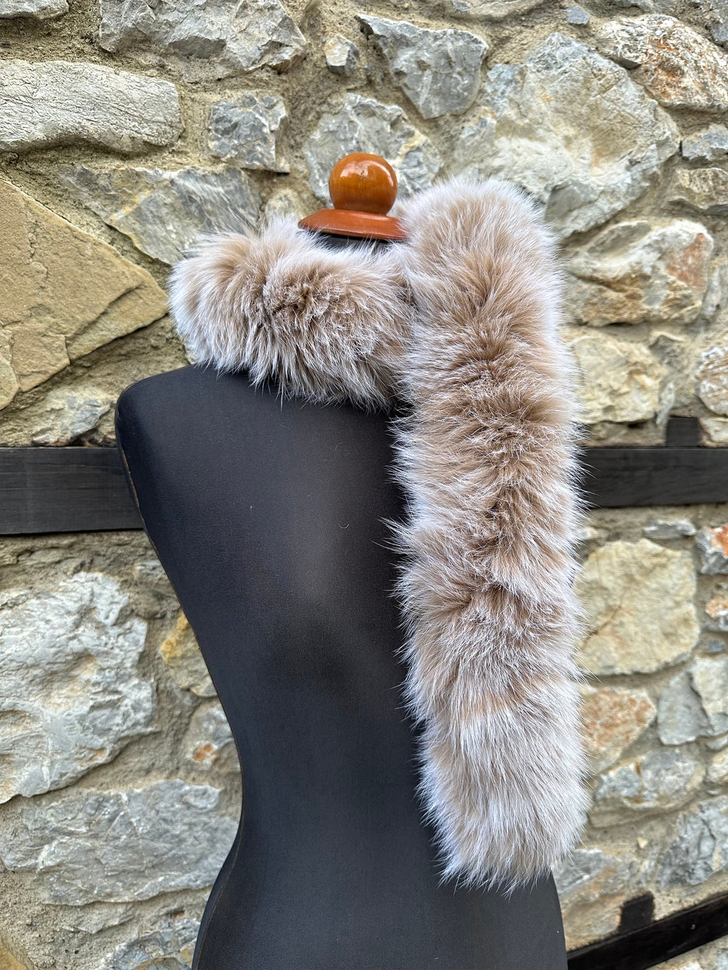 Schneeweißer Fuchsfellschal – Echthaarschal, handgemacht in Griechenland, luxuriöser Winterschal