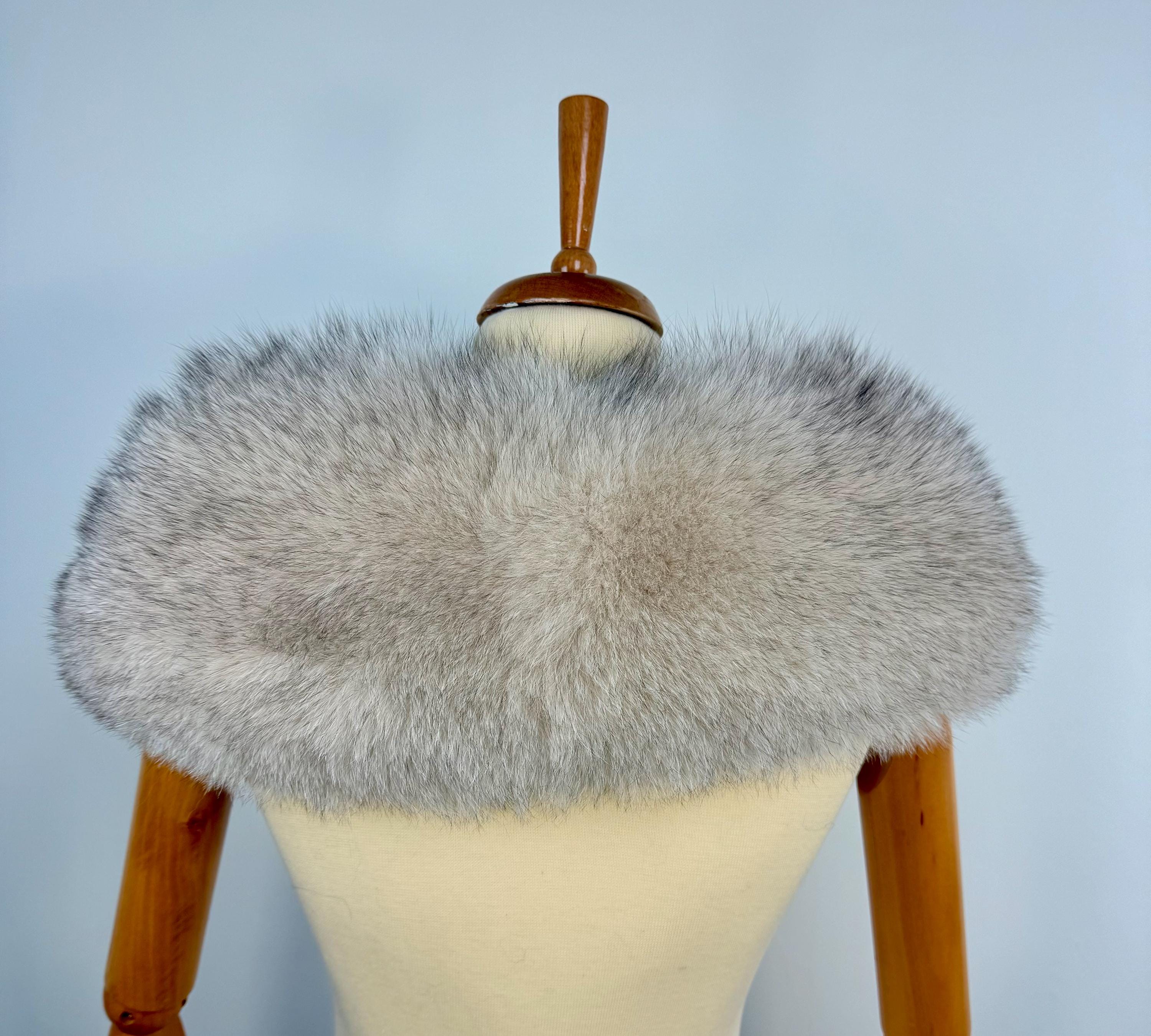 Luxury Fox Fur Collar: Light Beige Winter Stole